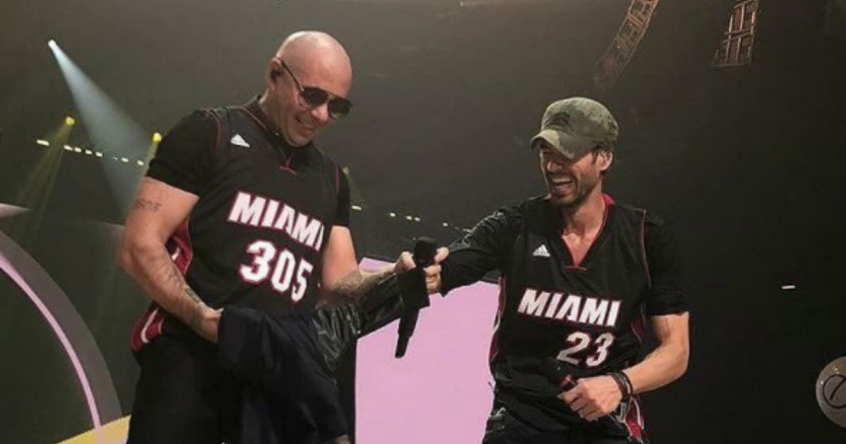 Pitbull y Enrique Iglesias sonriendo en el concierto del American Airlines Arena de Miami © Instagram / Pitbull