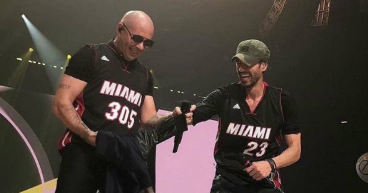 Pitbull y Enrique Iglesias riéndose durante un concierto en Miami © Instagram / Pitbull