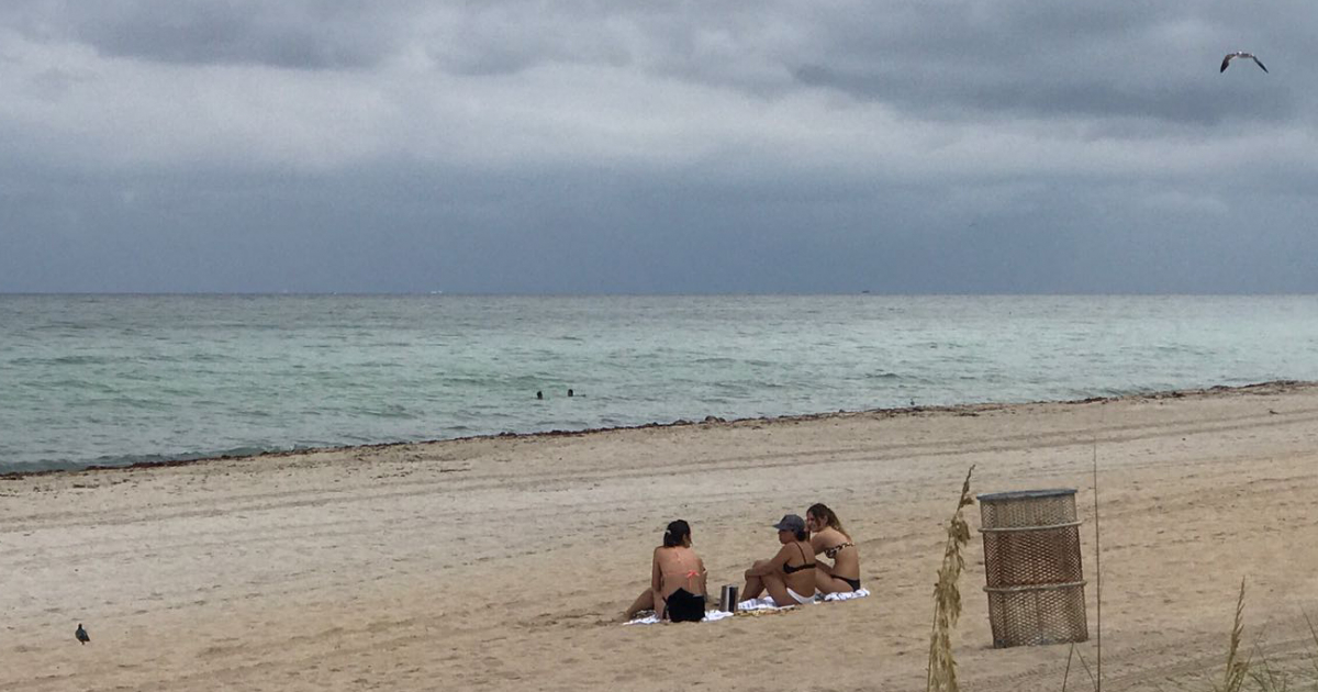 Jóvenes, este jueves, en la playa de la calle 53 © CiberCuba