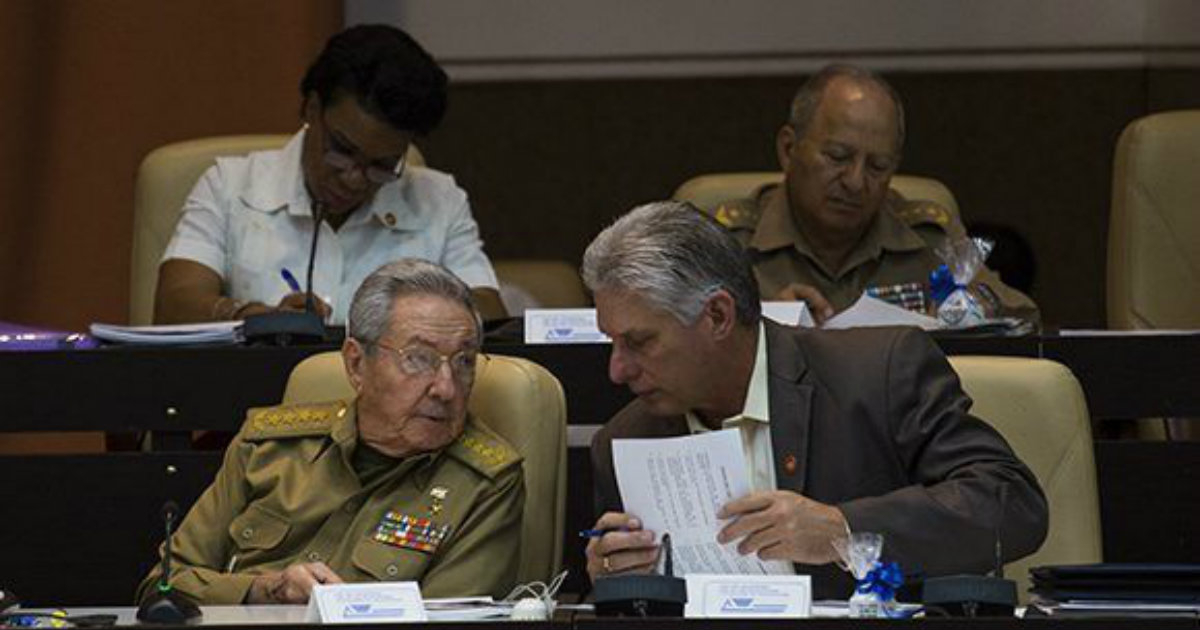 Raúl Castro y Díaz Canel, en la Asamblea Nacional del Poder Popular. © Cubadebate.