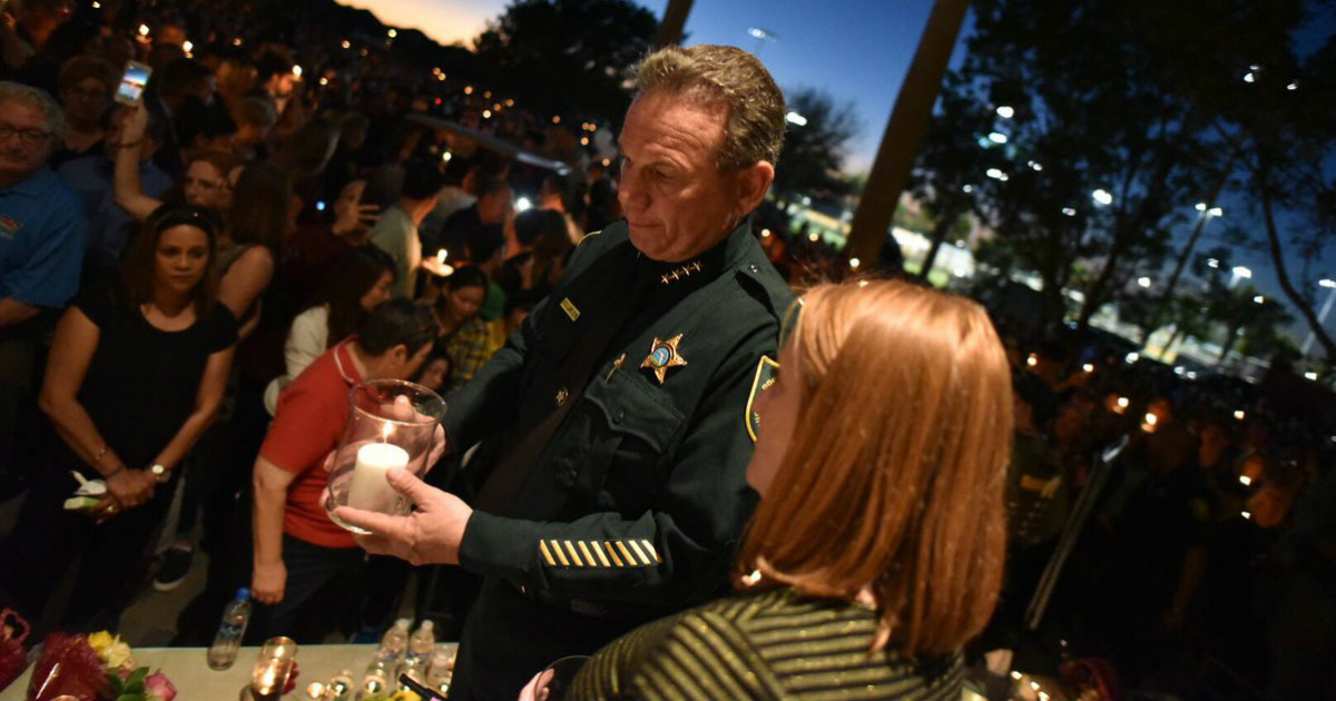 Policía de Broward en la vigilia de este jueves en el anfiteatro de Parkland. © Broward Police / Twitter