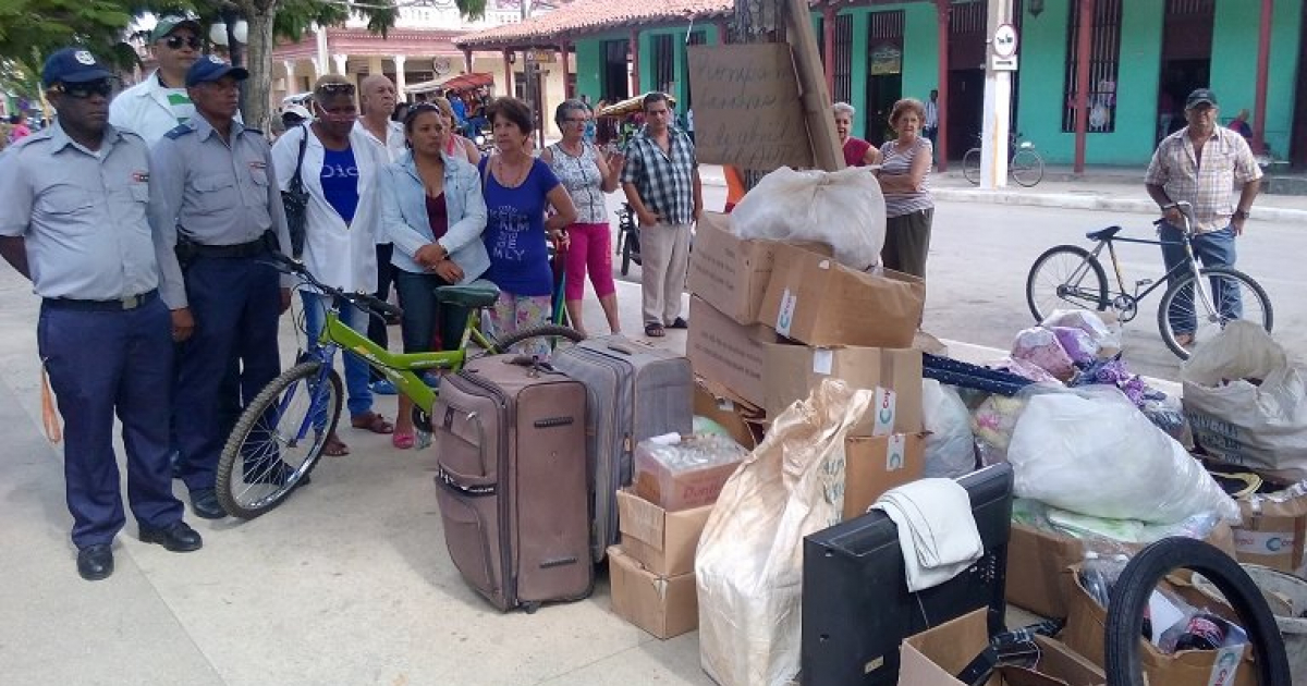 Policía de Cuba entregando artículos robados en las calles © Facebook / Iván Paz Nogueira