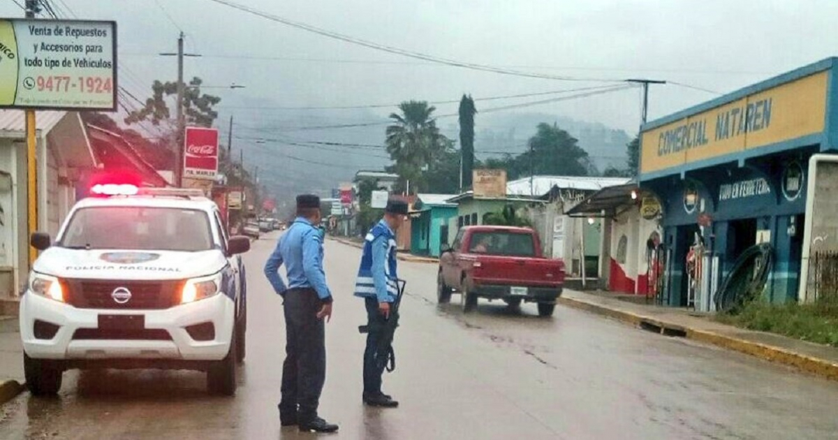 Oficiales de la Policía patrullan calles de Honduras © @PoliciaHonduras