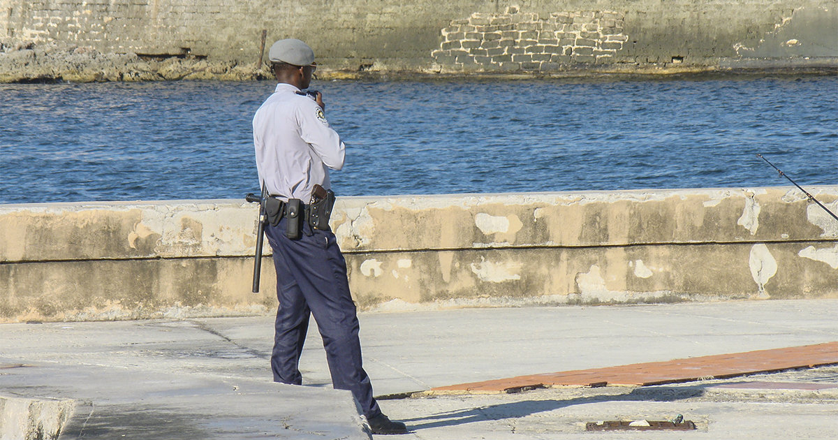 Agente de la Policía Nacional Revolucionaria en Cuba. © CiberCuba.