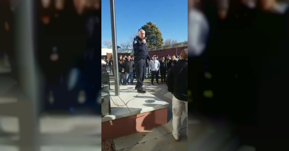 Sheriff ofrece explicaciones a los padres de los alumnos. © Departamento de Policía de Bloomfield