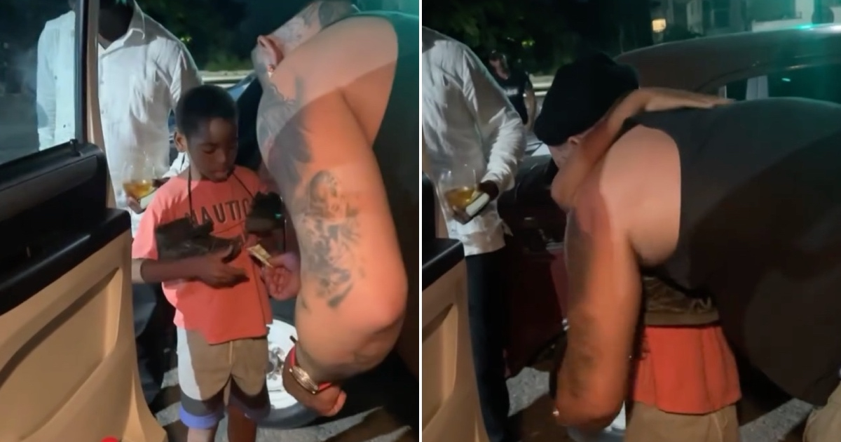 El Taiger muestra su lado solidario y entrega dinero a un niño en la calle en Cuba