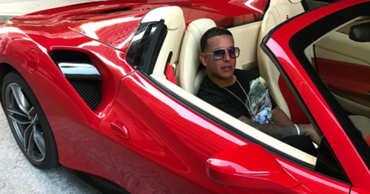 Daddy Yankee en su Ferrari © Daddy Yankee / @daddyyankee / Instagram