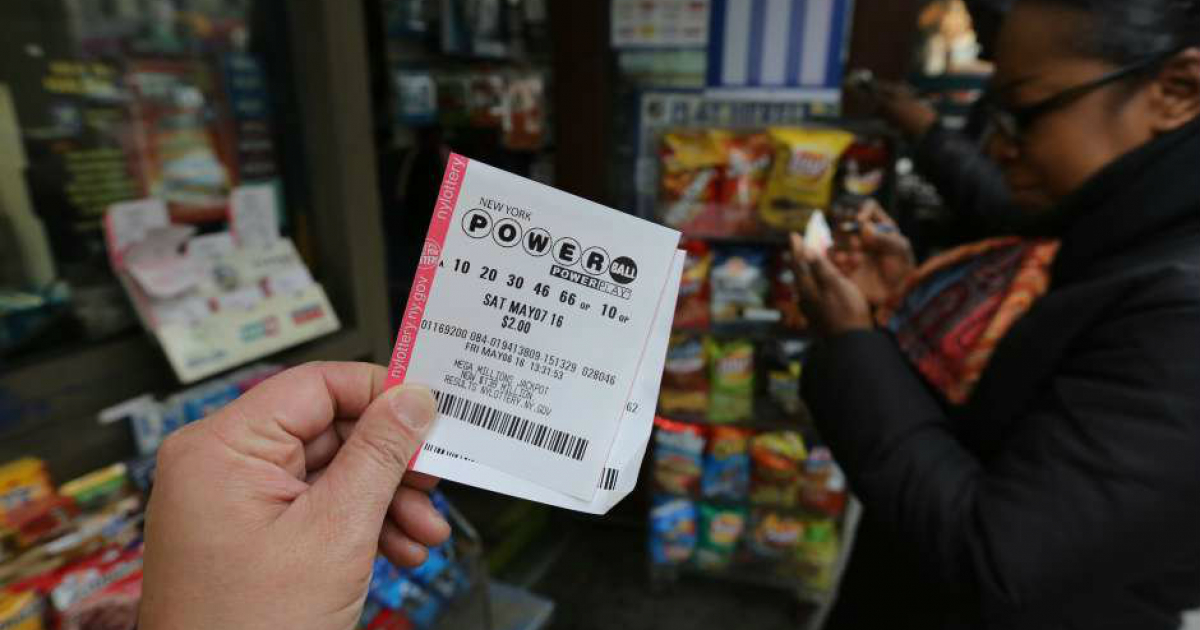 Boleto de la lotería Powerball en un establecimiento de Estados Unidos. © El Diario / Mariela Lombard