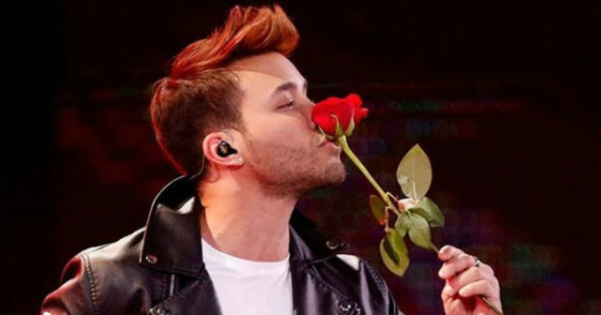 El artista Prince Royce besando una flor durante su concierto en Chile © Instagram / Prince Royce