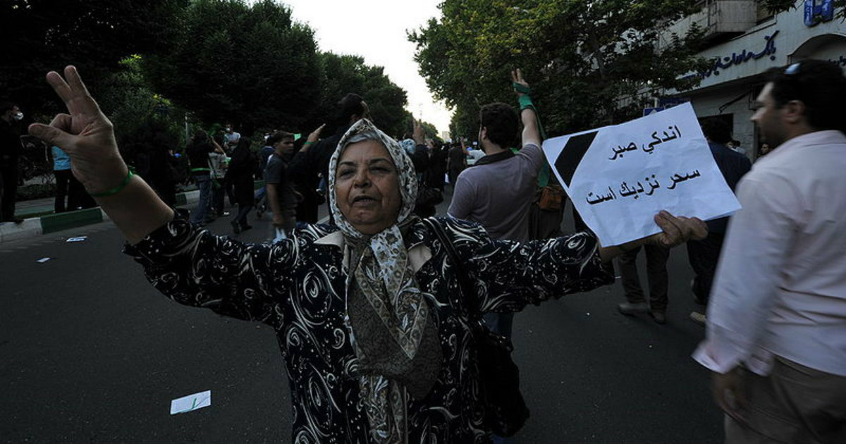 mujer protesta en Irán © Wikimedia