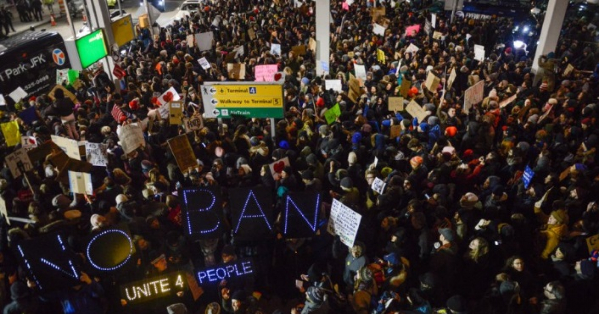 Centenares de estadounidenses protestan en aeropuertos norteamericanos © Twitter / Hollywood Reporter