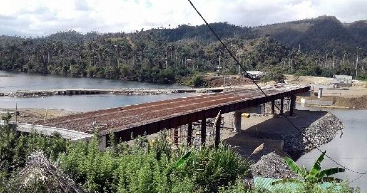 Construcción del puente sobre el río Toa. © Radio Rebelde.