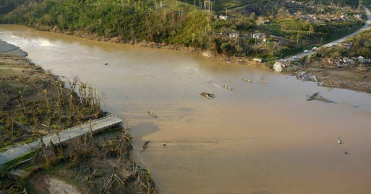 Puente destruido en Baracoa con el agua pantanosa de fondo © Venceremos