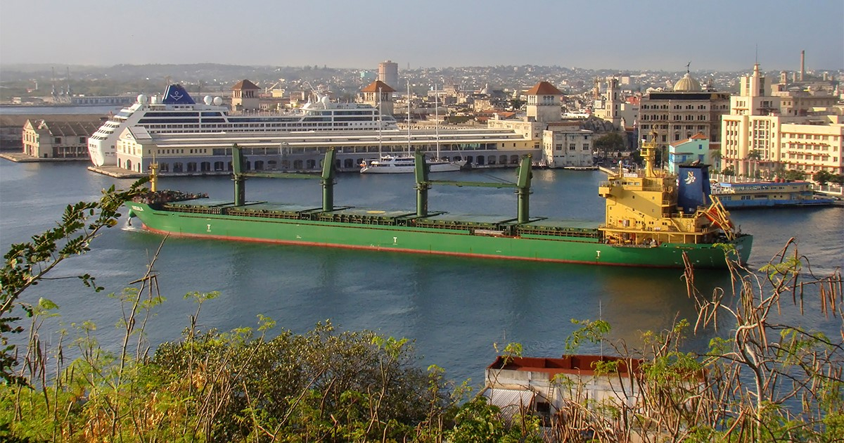 Barco mercante en la Bahía de La Habana © CiberCuba