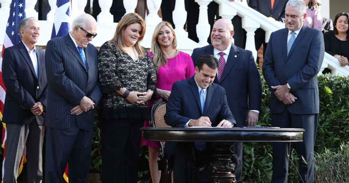 El gobernador Ricardo Rosselló firma el proyecto 51 © El Nuevo Día