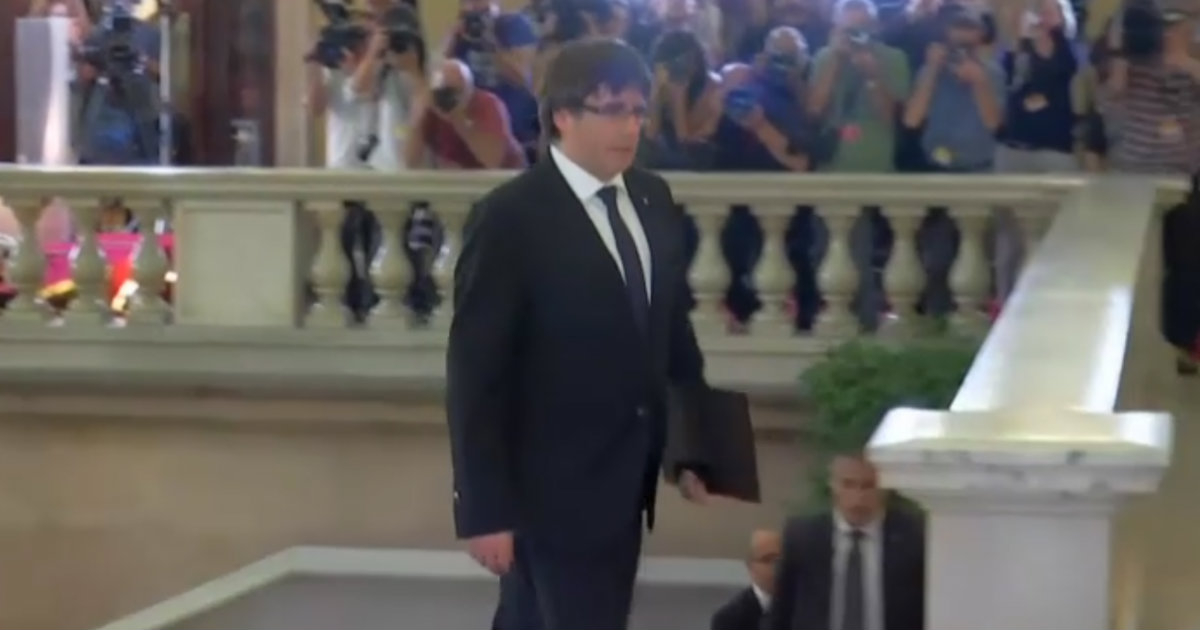 Puigdemon, entrando en el Parlamento. © Telecinco