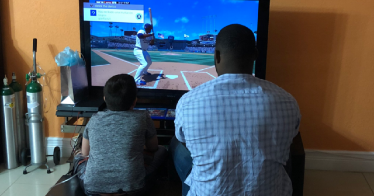 Yasiel Puig juega Play Station © Yasiel Puig/Twitter