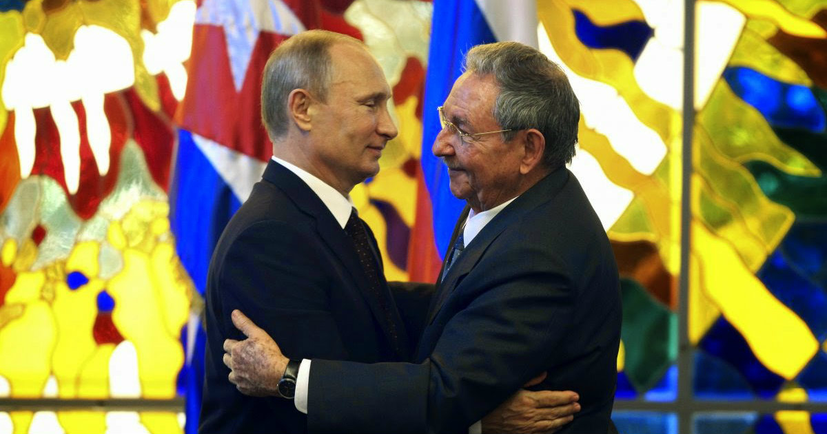 Raúl Castro y Vladimir Putin se abrazan en una imagen de archivo © fdra.blogspot.com
