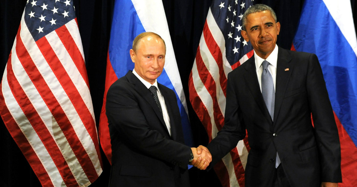Putin y Barack Obama se saludan estrechándose las manos © Wikipedia