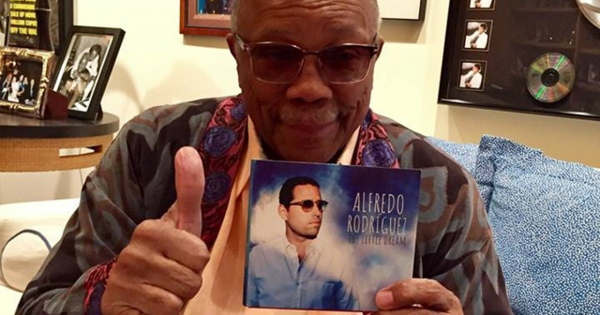 Quincy Jones y CD de Alfredito Rodríguez © Quincy Jones/Facebook