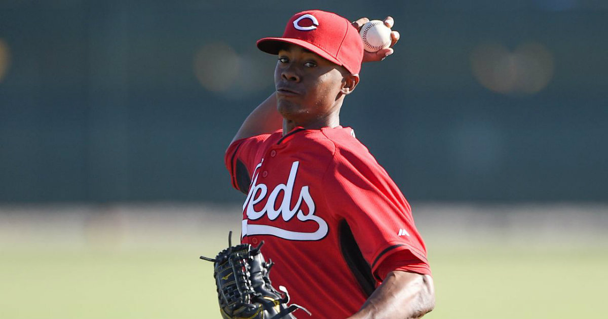 El pelotero cubano Raisel Iglesias se dispone a lanzar la pelota © MLB