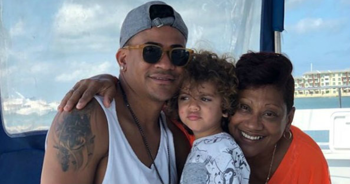 El reguetonero cubano Randy Malcom junto a su hijo y su madre © Instagram / Randy Malcom