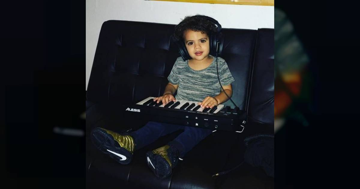 El hijo del reguetonero cubano Randy Malcom tocando el piano © Instagram / Randy Malcom