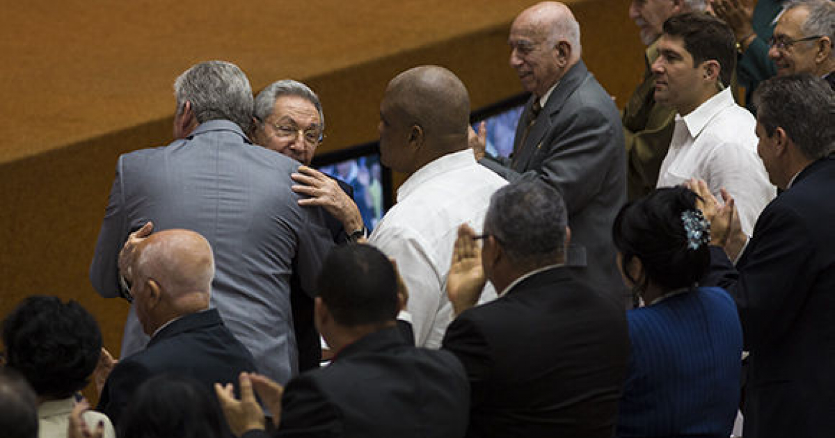 Raúl Castro abraza a Díaz-Canel tras ser propuesto como presidente de Cuba © Cubadebate / Irene Pérez