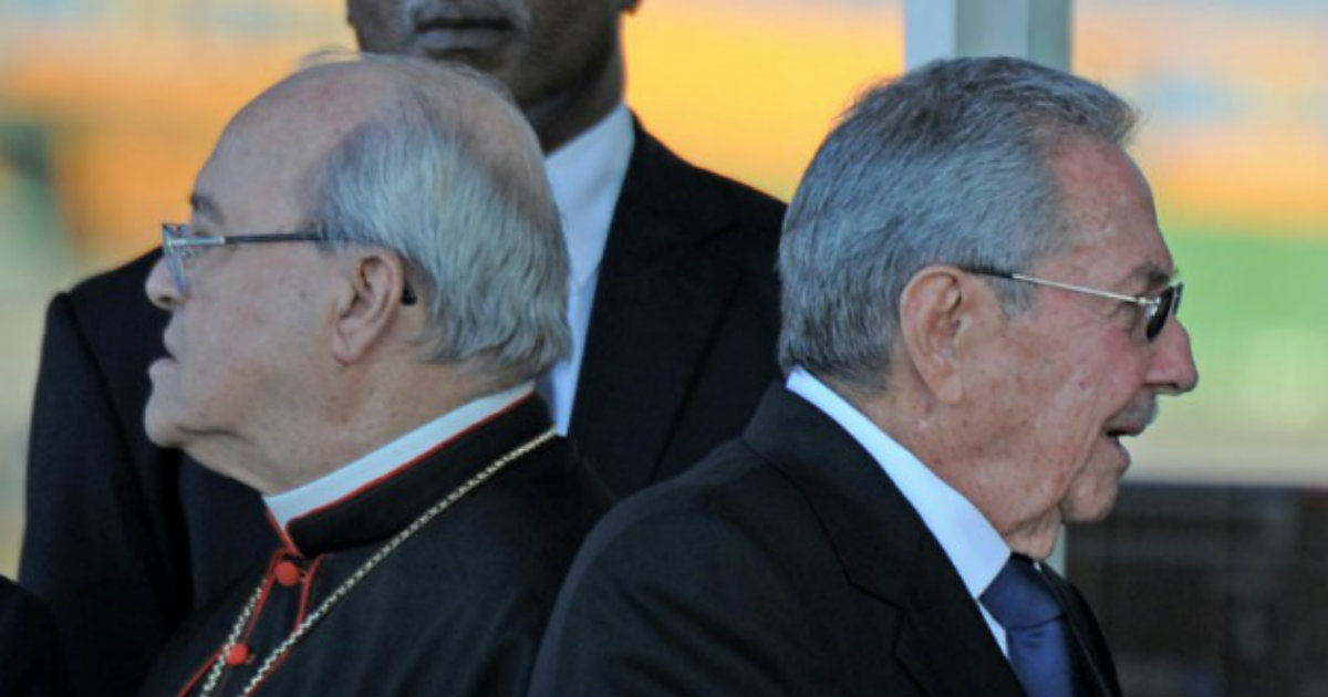 El cardenal Jaime Ortega junto al presidente de Cuba, Raúl Castro. © Globedia