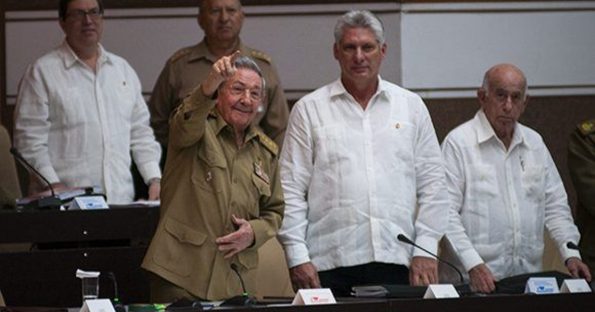El presidente de Cuba, Raúl Castro, saludando en la Asamblea Nacional © Cubadebate / Irene Pérez