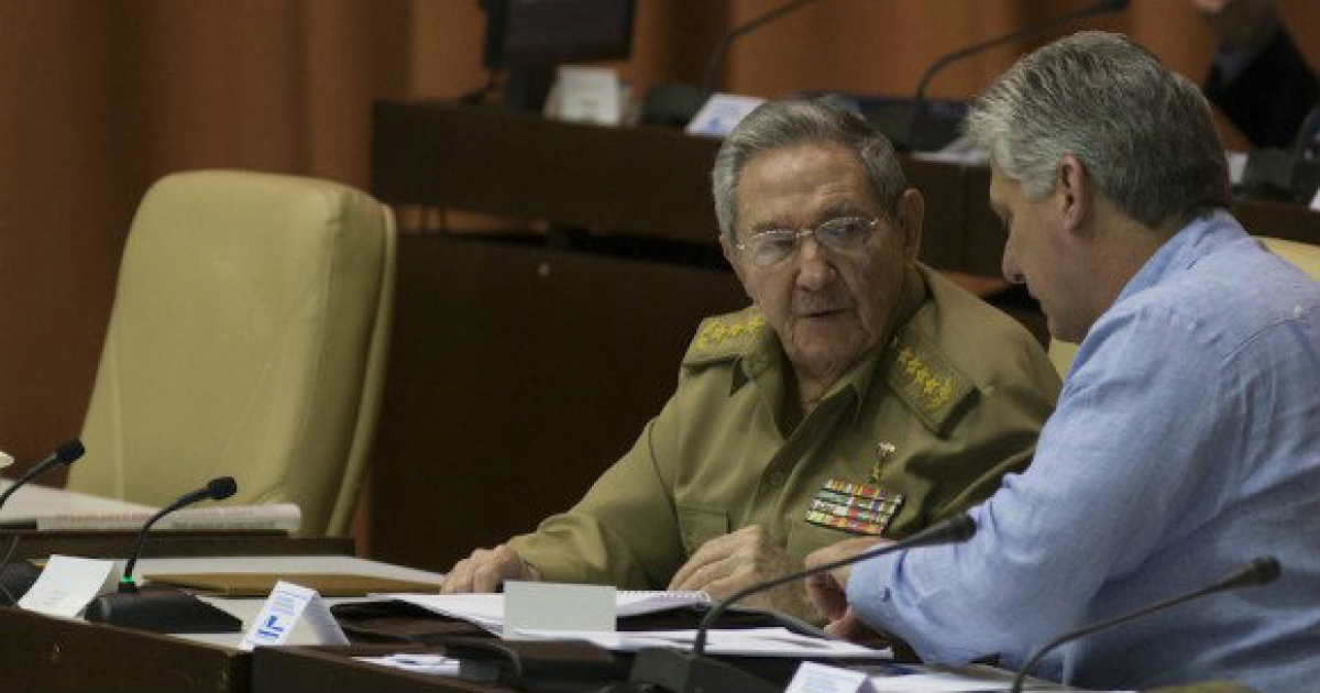 El dirigente Raúl Castro conversando con Díaz Canel en la Asamblea Nacional © Cubadebate / Ismael Francisco