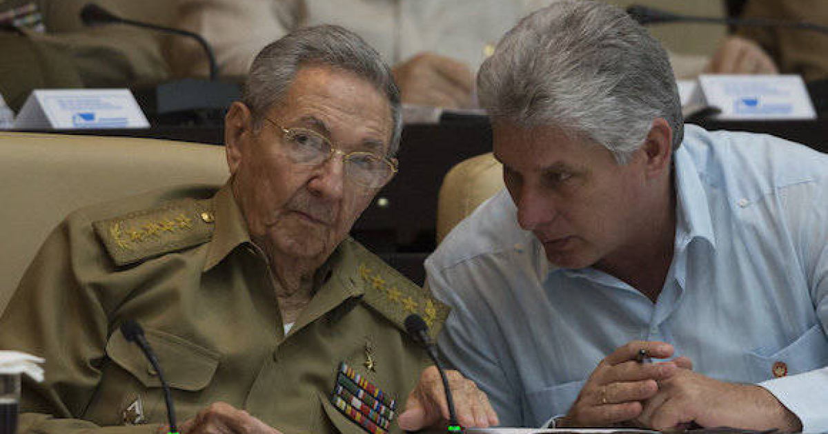Raúl Castro (izda) y Díaz Canel (drcha) conversando en la Asamblea Nacional © Cubadebate