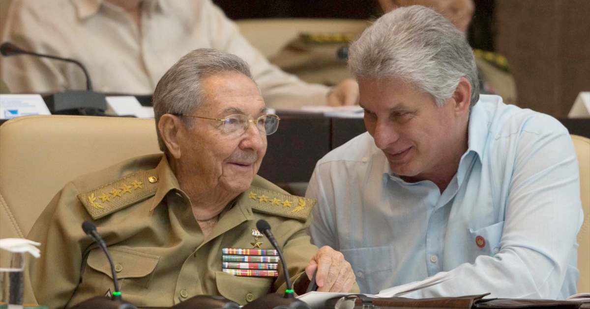 Raúl Castro y Miguel Díaz-Canel compartiendo confidencias en la Asamblea Nacional © Cubadebate