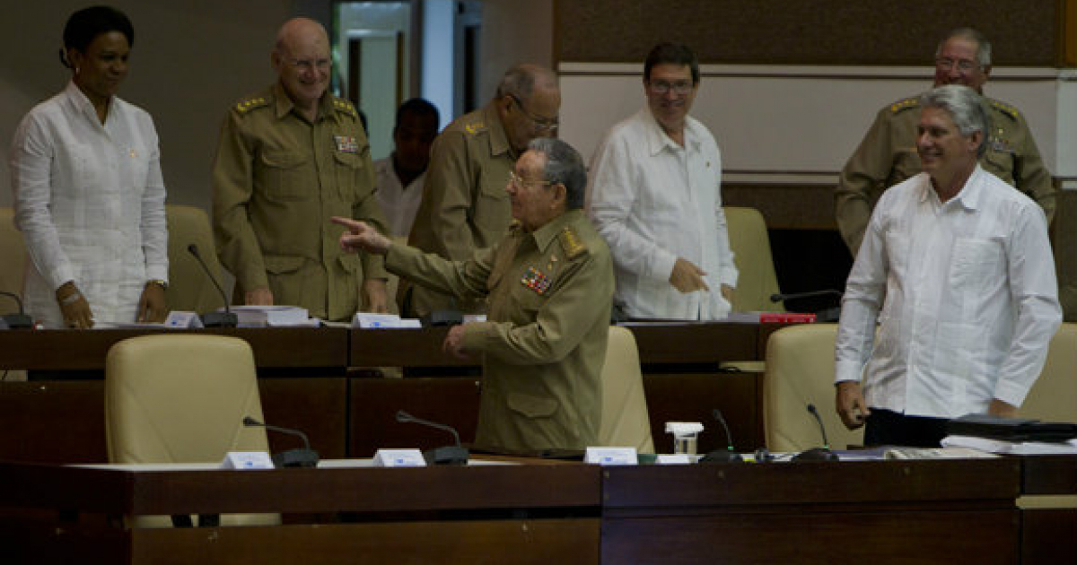 El presidente Raúl Castro señalando a un equipo de su gobierno © Cubadebate / Ladyrene Pérez