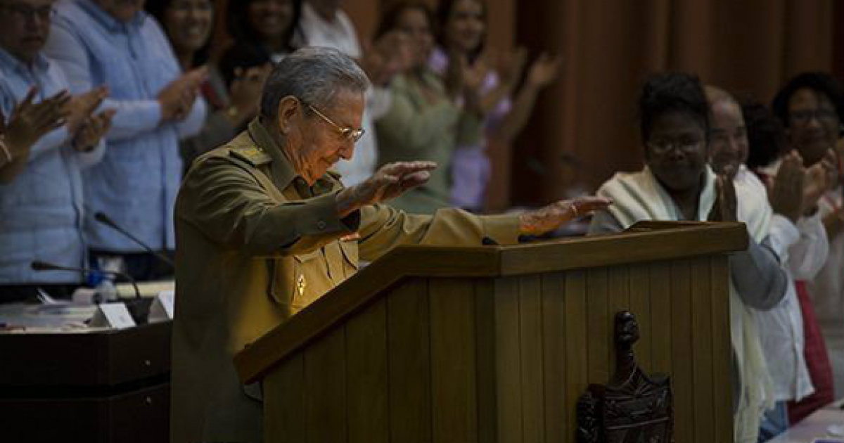 El dirigente cubano Raúl Castro recibiendo aplausos de los parlamentarios © Irene Pérez / Cubadebate
