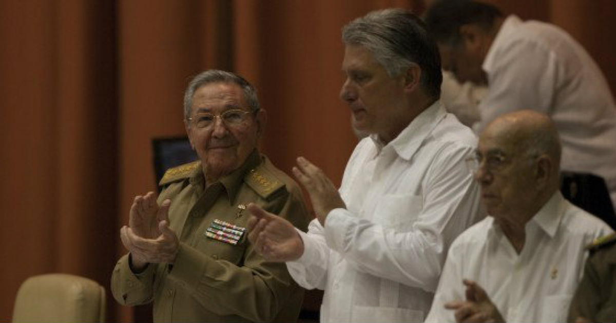 Raúl Castro aplaudiendo junto a Díaz-Canel y Machado Ventura © Cubadebate / Ismael Francisco