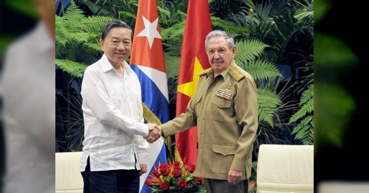 Raúl Castro junto al ministro de Seguridad Pública de Viet Nam © Estudios Revolución