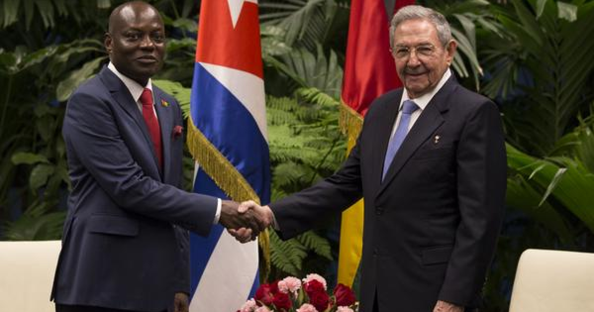 Raúl Castro estrecha la mano al Presidente de Guinea Bissau © Radio Rebelde