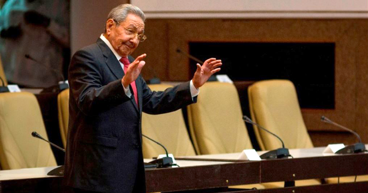 El expresidente Raúl Castro saludando a los diputados de la Asamblea Nacional © Cubadebate