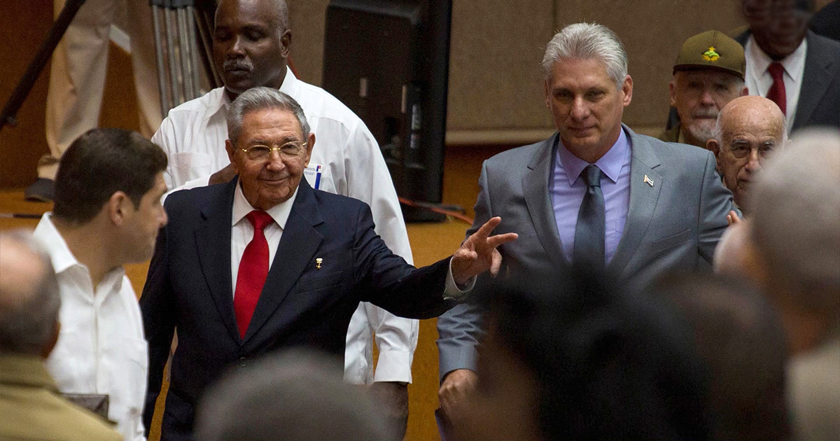 Raúl Castro mostrando la señal de victoria en compañía de Díaz-Canel © Cubadebate / Irene Pérez