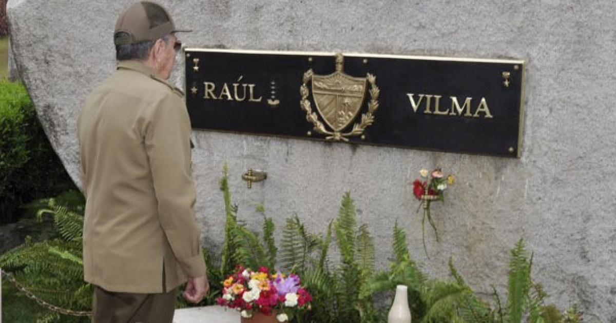 Raul Castro frente a su tumba © Foto de Archivo / Estudios Revolución