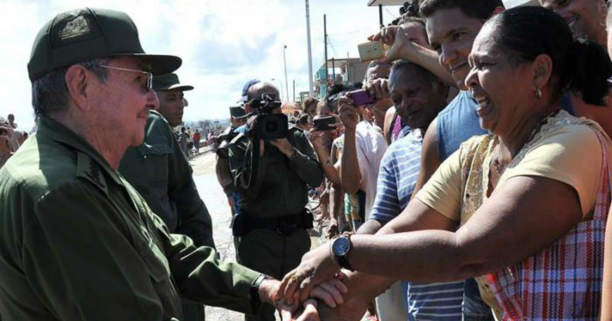 Raúl Castro, dándose un baño de masas. © Cadena Agramonte