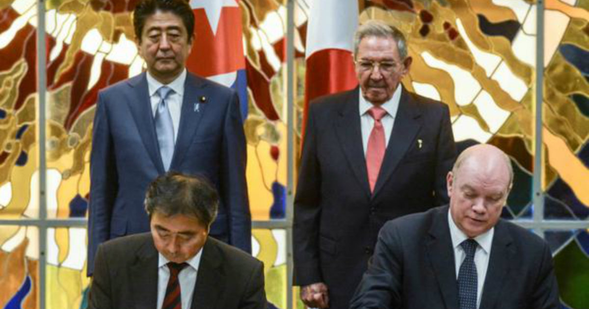 Firma de acuerdos entre Japón y Cuba ante Raúl Castro y Shinzo Abe © Escambray