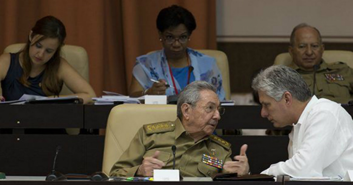 Raúl Castro y Miguel Díaz Canel © Cubadebate/Irene Pérez