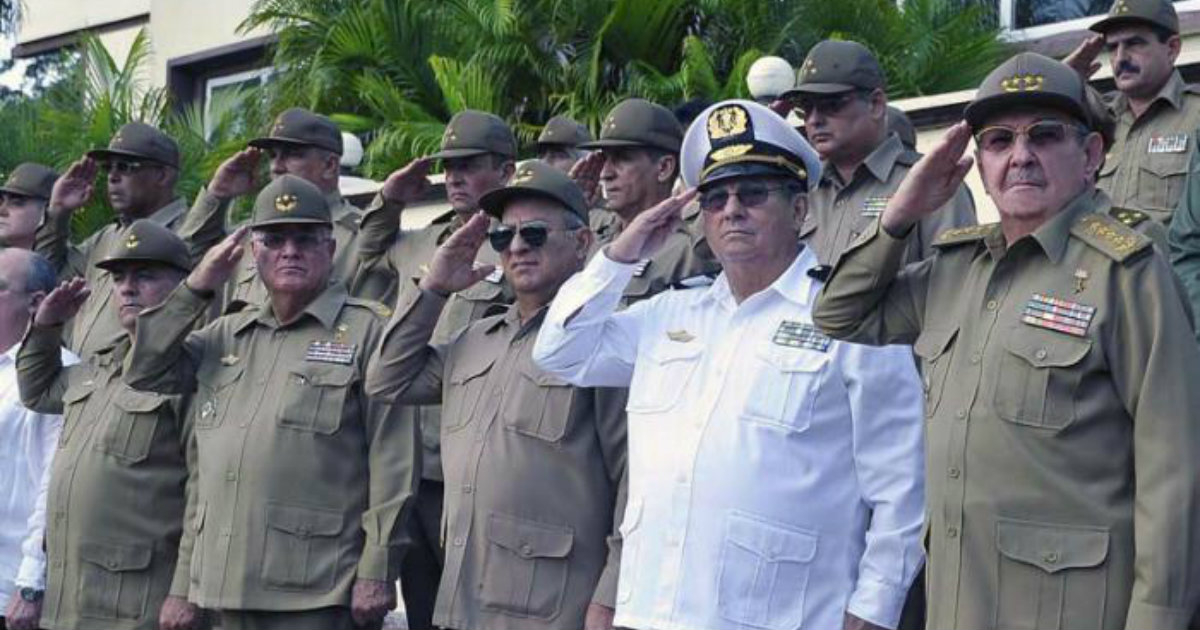 Raúl Castro, rodeado de militares. © Granma