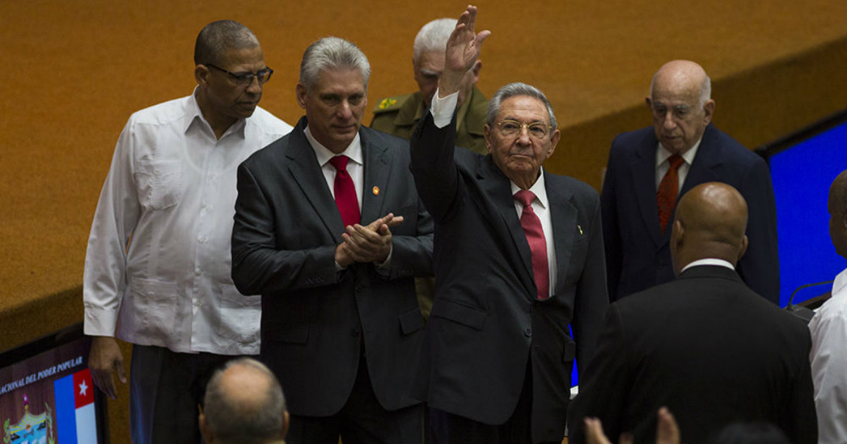 Miguel Díaz-Canel, junto a Raúl Castro, en su toma de posesión. © Cubadebate