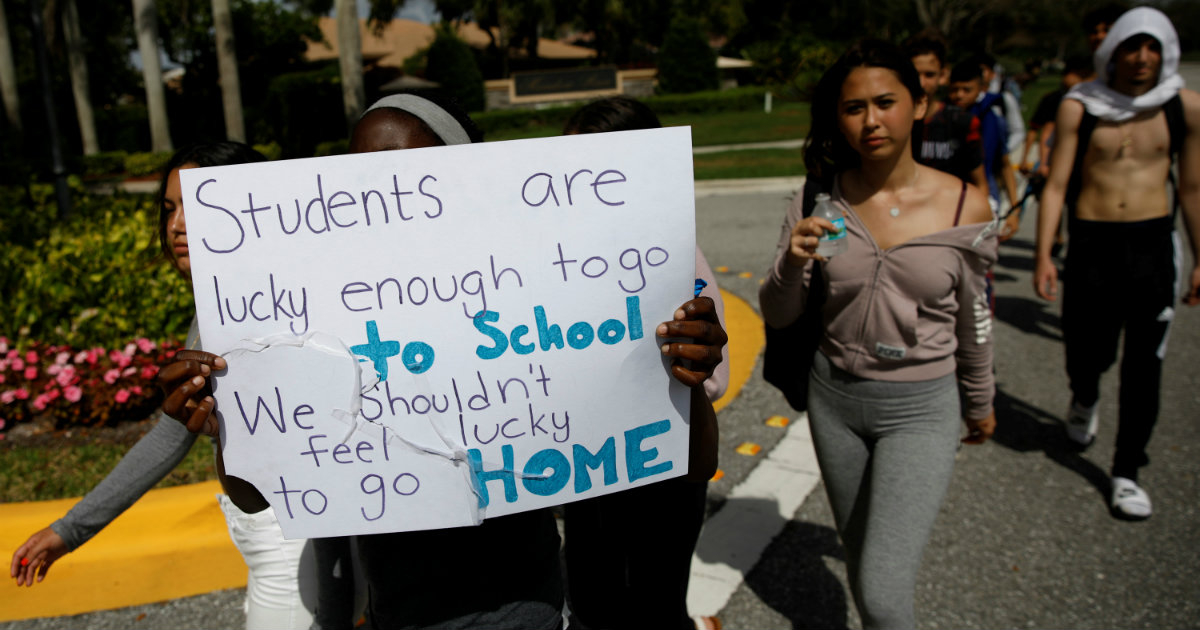 Estudiantes de West Boca Raton Community High School protestan, tras masacre de Broward © REUTERS/Carlos Garcia Rawlin