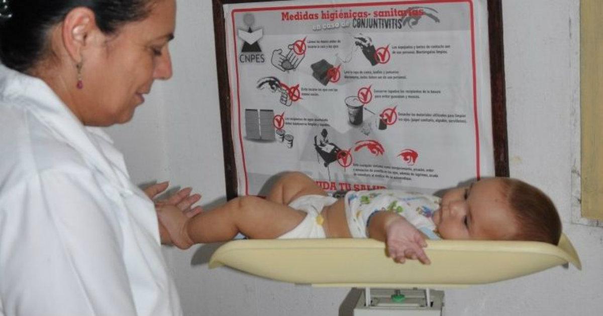 Niño, en una pesa de un policlínico. © Radio Taíno