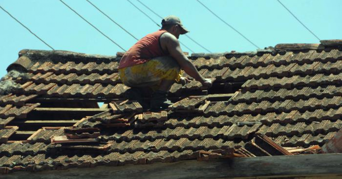 Vecino de Baracoa arreglando el techo de su vivienda © Granma / Juvenal Balán