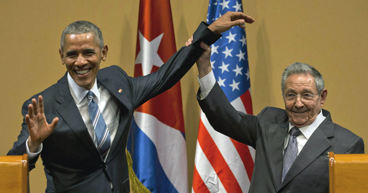 Raúl Castro y Obama se saludan mientras saludan a la prensa © 